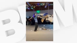 Des élèves ont tapé avec un bâton sur une grande structure en carton représentant une voiture de police à la Haute Ecole des Arts du Rhin, jeudi 29 janvier 2026. 