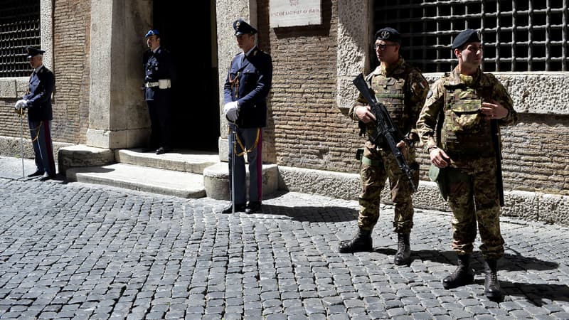 Des policiers et des militaires devant la direction anti-mafia, à Rome (photo d'illustration).