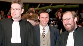 Jean-Marc Bosman entouré de ses avocats après sa victoire au tribunal face à l'UEFA, le 15 décembre 1995