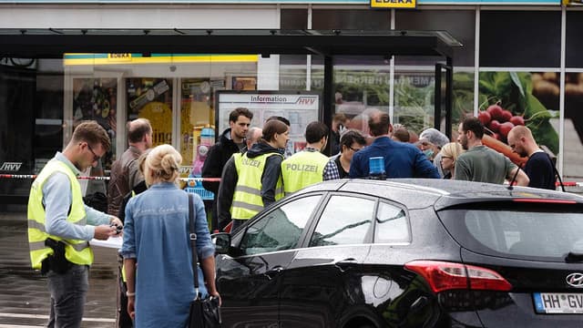 Des policiers allemands peu après l'attaque à Hambourg, ce vendredi