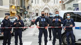 La police bloque l'accès à la basilique Notre-Dame à Nice après un attentat, le 29 octobre 2020
