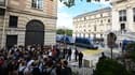 Une foule importante attend pour entrer dans le palais de justice de Paris le jour du verdict dans le procès des attentats du 13-Novembre.