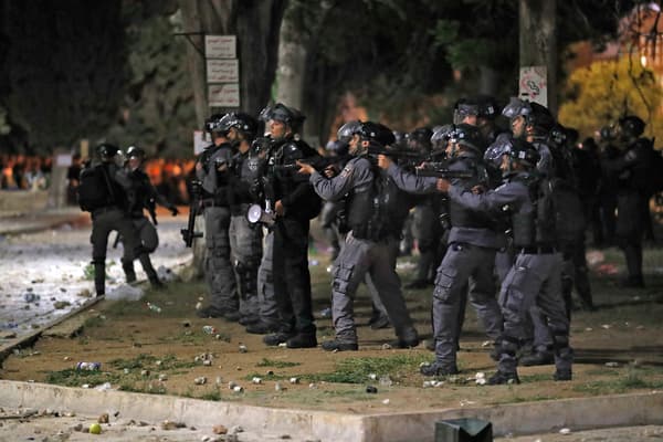 Heurts entre policiers israéliens et Palestiniens sur l'esplanade des Mosquées à Jérusalem, le 7 mai 2021