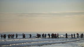 Des migrants tentent de traverser la Manche avec des bateaux de passeurs au large de la plage de Gravelines, dans le Nord, le 27 septembre 2025