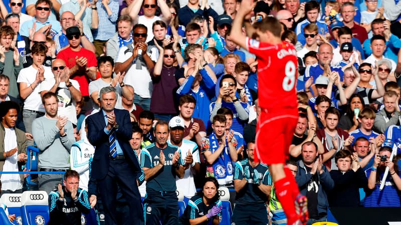 Steven Gerrard ovationné par Stamford Bridge