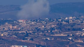 Cette photo prise depuis le nord d'Israël, le long de la frontière avec le sud du Liban, montre de la fumée s'élevant au-dessus du village libanais de Khiam lors d'un bombardement israélien, le 2 décembre 2024.