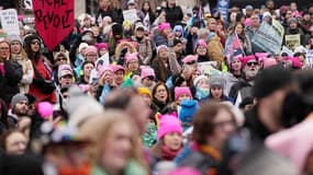 Des centaines de femmes, vêtues de bonnets rose, à Washington pour protester contre Donald Trump à deux jours de son investiture.
