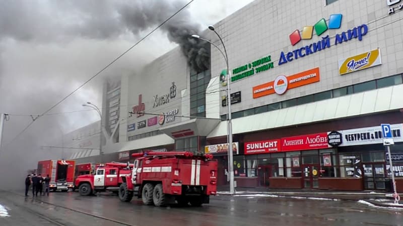 Deux nouvelles personnes ont été arrêtées ce vendredi après l'incendie meurtrier de dimanche dans un centre commercial en Sibérie qui a fait 64 morts.