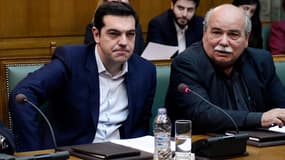 De gauche à droite, le nouveau Premier ministre Alexis Tsipras et le ministre de l'Intérieur Nikos Vroustis, attendent la tenue du premier Conseil des ministres du nouveau gouvernement, le 28 janvier 2015.