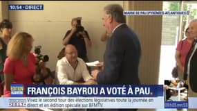 François Bayrou se rend aux urnes dans son fief de Pau