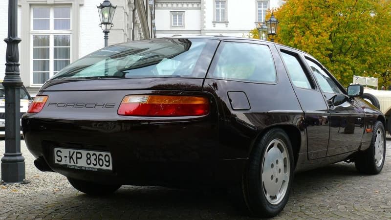 Les formes à l'arrière rappellent ce que Porsche fera des années plus tard avec la Panamera.