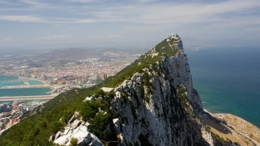 L'Espagne et le Royaume-Uni se disputent la souveraineté des eaux territoriales de Gibraltar.