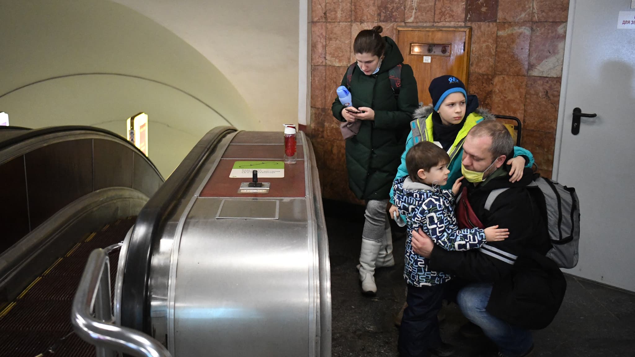 Des personnes s'abritent dans une station de métro à Kiev dans la matinée du 24 février 2022.