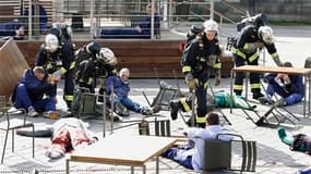 Près de la Tour Eiffel, des pompiers interviennent lors d'une simulation d'attaques terroristes. Trois jours après l'attentat déjoué de New York, les autorités françaises ont organisé un exercice, baptisé opération "Omega 2010", qui prévoyait trois explos
