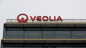Une photo prise le 23 janvier 2017 montre le logo du groupe international français d'eau et de services publics Veolia Environnement sur le toit du nouveau bâtiment du siège à Aubervilliers, en banlieue de Paris.