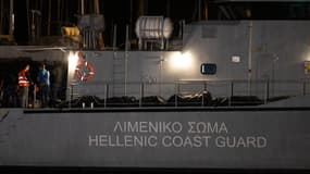 Un bateau de garde-côtes venu en aide à des migrants après un naufrage faisant au moins 79 morts en mer Ionienne au large de Kalamata, en Grèce, le 15 juin 2023