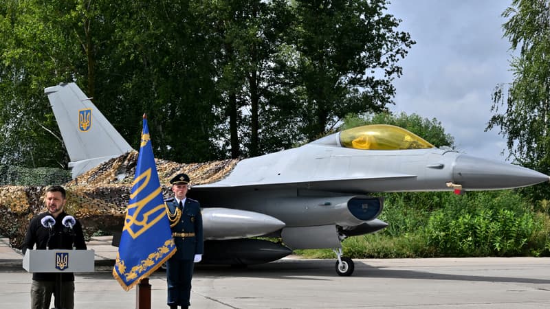 Guerre en Ukraine: Kiev reçoit ses premiers avions F-16, Zelensky juge leur nombre encore 