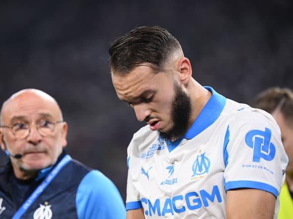 Amine Gouiri avec le staff médical de l'OM pendant un match de Ligue 1, le 12 septembre 2025