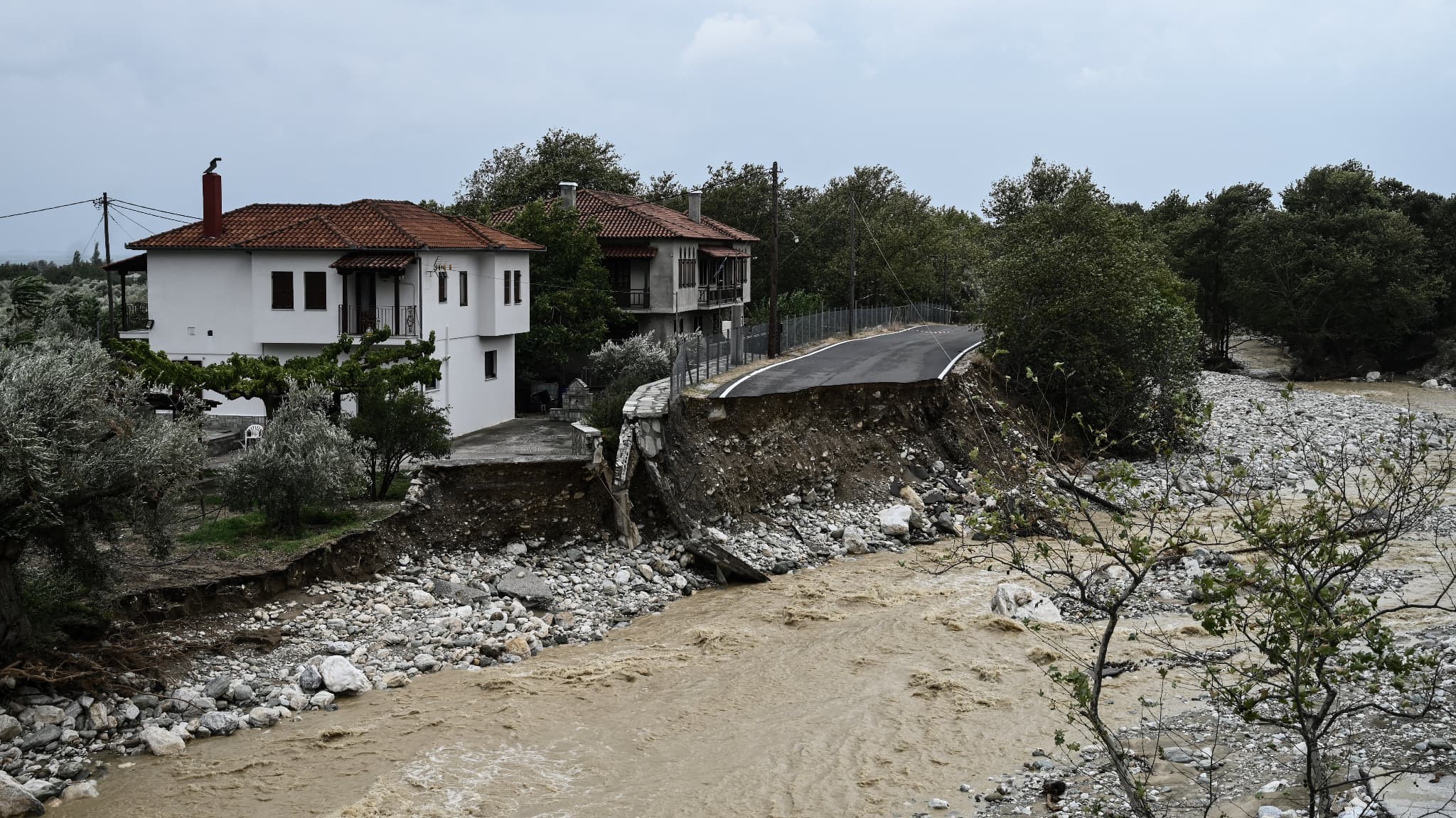 Une route coupée après de fortes inondations à Kala Nera près de la ville de Volos, en Grèce centrale, le 6 septembre 2023. 