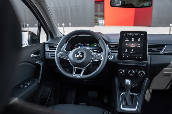 The interior also incorporates elements of the Renault Captur cabin.