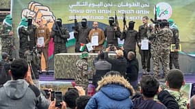 Des combattants palestiniens du Hamas escortent les otages israéliens (de gauche à droite) Ohad Ben Ami, Or Levy et Eli Sharabi sur une scène avant de les remettre à une équipe de la Croix-Rouge à Deir el-Balah, dans le centre de Gaza, le 8 février 2025.
