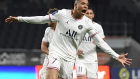 La joie de Kylian Mbappé, après avoir ouvert le score pour le PSG face à Angers, lors de la 33e journée de Ligue 1, le 20 avril 2022 au Stade Raymond-Kopa