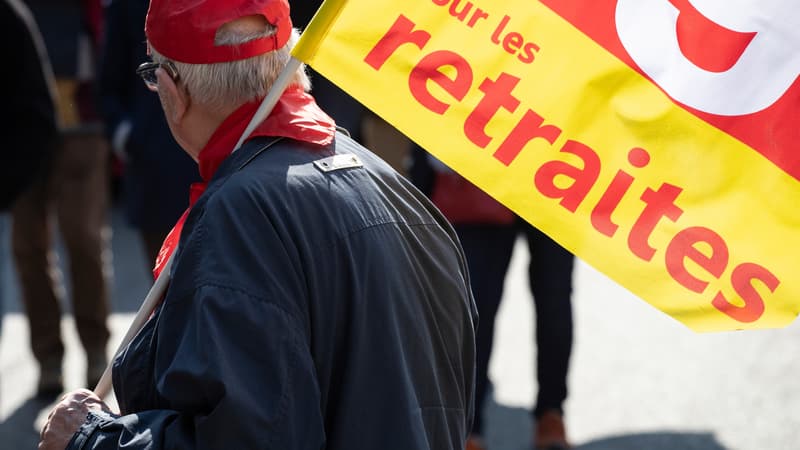 Avec l'introduction d'un âge minimal à taux plein (âge pivot) à 65 ans en 2027, les économies seraient de 10,8 milliards d'euros la même année, selon un document remis aux syndicats lors de la conférence de financement du système de retraites.