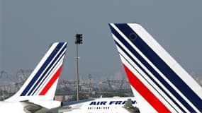 Les trois syndicats représentatifs des hôtesses et stewards d'Air France appellent à faire grève du 29 octobre au 2 novembre sur l'ensemble du réseau aérien. Ils dénoncent des conditions de travail "dégradées", et reprochent à la direction d'Air France de