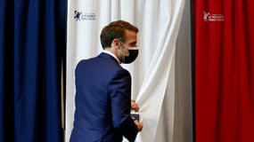 Le président français Emmanuel Macron entre dans l'isoloir au Touquet, au premier tour des régionales, le 20 juin 2021