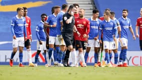 L'arbitre Chris Kavanagh entouré par les joueurs de Brighton et Manchester United, le 26 septembre 2020