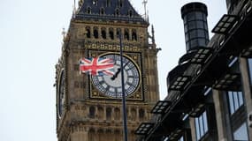 Un drapeau britannique flotte devant la façade de Big Ben à Londres