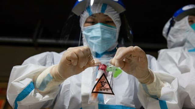 Un prélèvement de test anti-Covid-19 à Nanjing, le 21 juillet 2021 en Chine (photo d'illustration)