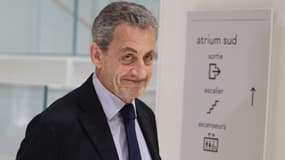 L'ancien président français Nicolas Sarkozy quitte son procès pour financement illégal de campagne électorale en provenance de Libye pour sa campagne présidentielle victorieuse de 2007, au tribunal de Paris, le 27 mars 2025.