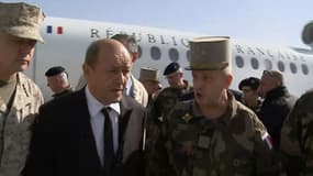 Le ministre de la Défense, Jean-Yves Le Drian, à son arrivée en Afghanistan