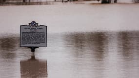 Une borne historique est visible sous les eaux de crue le 16 février 2025 à Clarksville, Tennessee.