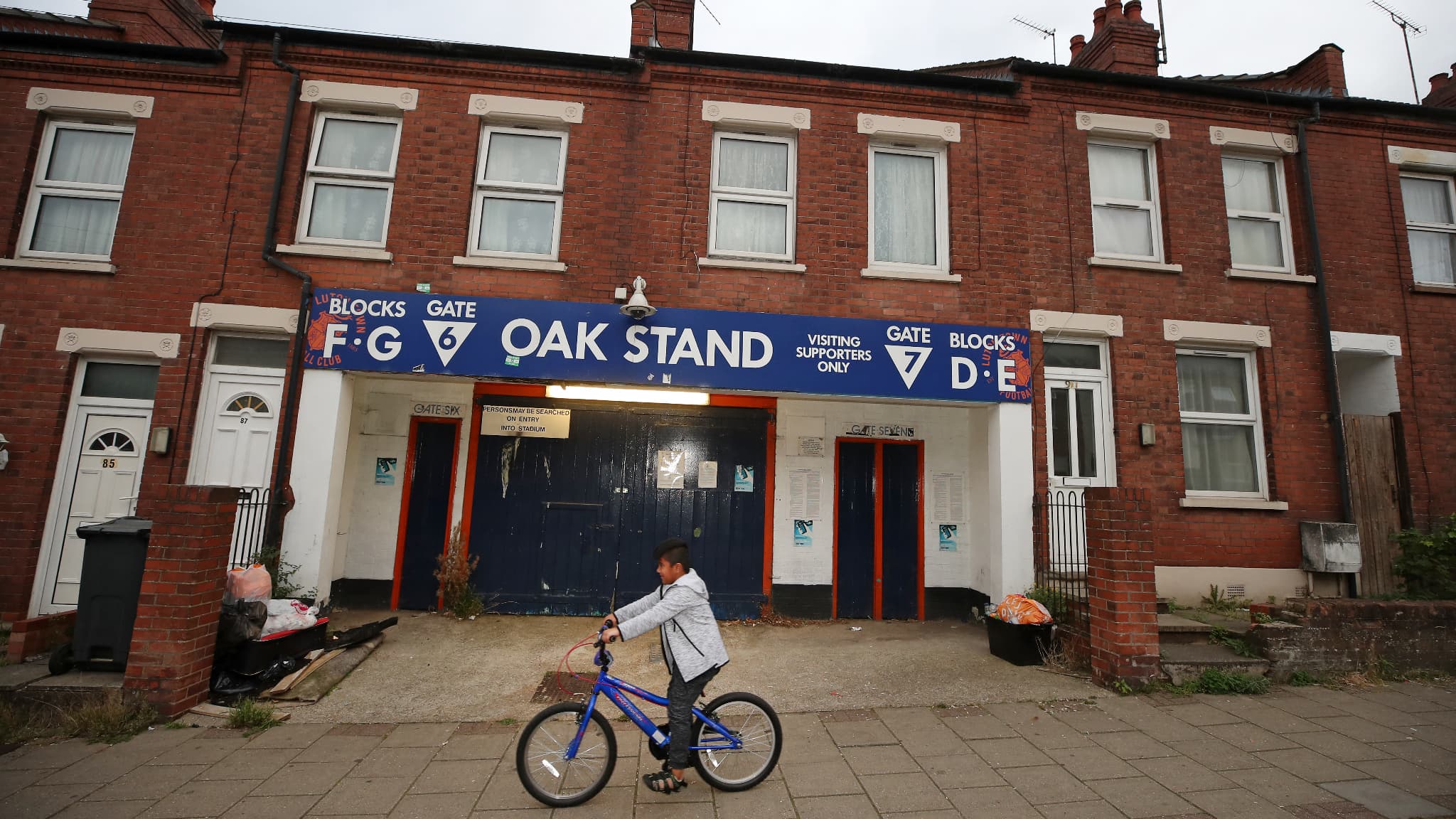 L'entrée du stade de Luton, au milieu des maisons typiques britanniques