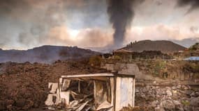 Colonne de fumée du volcan Cumbre Vieja, vue depuis une zone d'habitations de Los Llanos de Aridane, sur l'île de La Palma, dans l'archipel espagnol des Canaries, le 20 septembre 2021