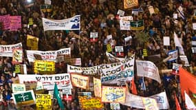 Des dizaines de milliers de personnes ont de nouveau manifesté samedi en divers points d'Israël pour protester contre la cherté de la vie, attirant ainsi l'attention du gouvernement sur le sérieux de leur mouvement. /Photo prise le 13 août 2011/REUTERS/Am
