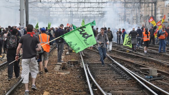Des manifestants ont bloqué la gare Montparnasse à Paris, mardi après-midi. Des manifestants ont bloqué la gare Montparnasse à Paris, mardi après-midi.