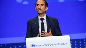 La stratégie du PDG de Carrefour Alexandre Bompard, lors de l'assemblée générale des actioannires du groupe, le 24 mai 2024 à Aubervilliers, près de Paris