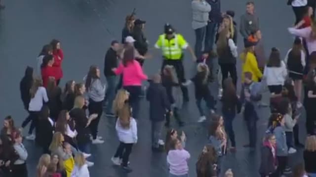 Un policier danse avec les spectateurs pendant le concert de charité à Manchester, le 4 juin 2017