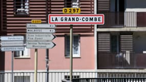 Cette photographie montre un panneau routier indiquant l'entrée de La Grand-Combe, dans le sud de la France, le 25 avril 2025, après qu'un fidèle musulman a été poignardé à mort à la mosquée locale.