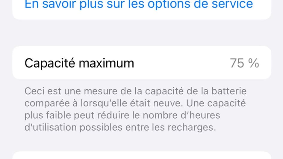 Sur un iPhone, lorsque la batterie commence à se dégrader, un message s'affiche dans les réglages. Il recommande au détenteur du smartphone de la remplacer. Sur un iPhone, lorsque la batterie commence à se dégrader, un message s'affiche dans les réglages. Il recommande au détenteur du smartphone de la remplacer.