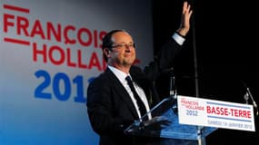 François Hollande à Basse Terre, en Guadeloupe. Le candidat socialiste à l'élection présidentielle, a promis dimanche des mesures "fortes contre la domination de la finance". /Photo prise le 14 janvier 2012/REUTERS/Gilles Petit