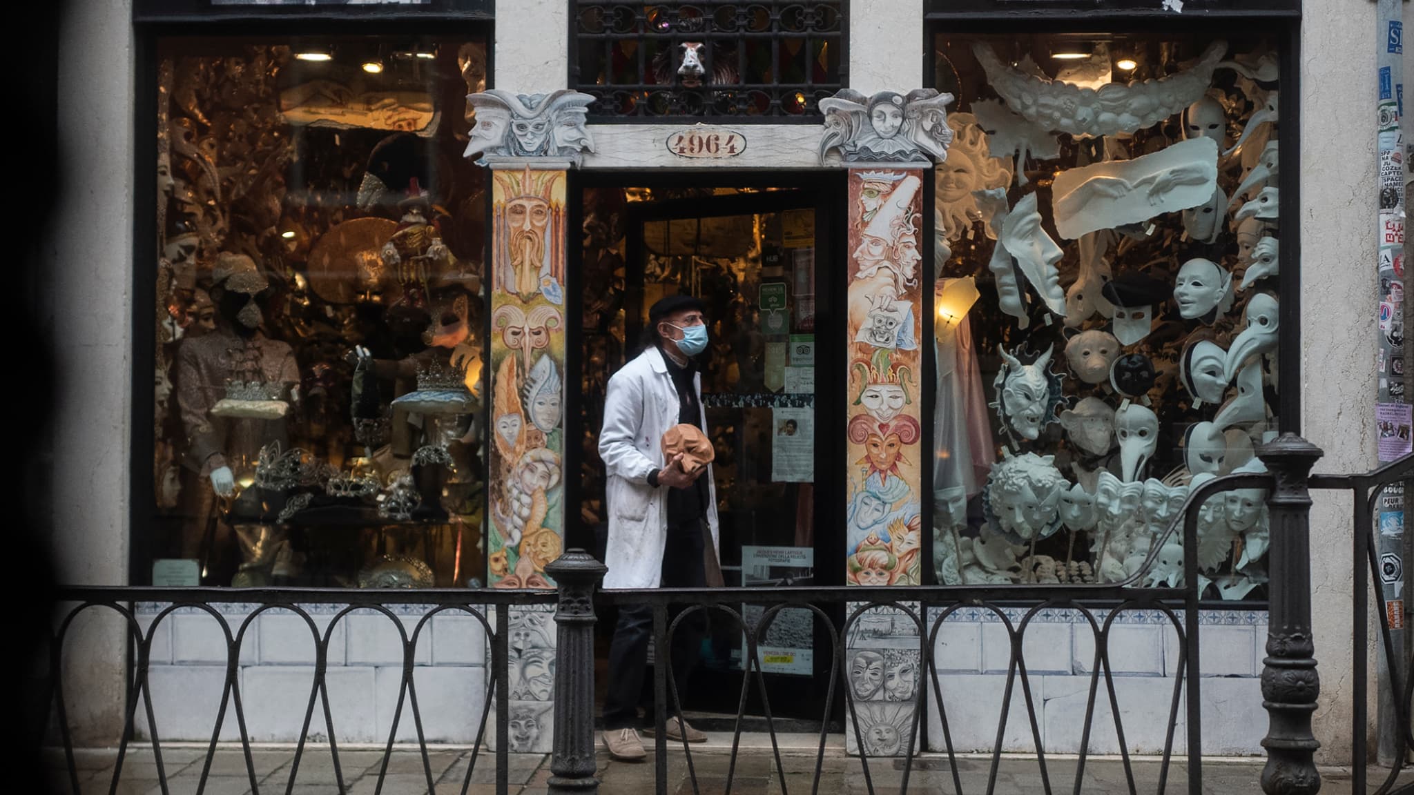 Hamid Seddighi, 63 ans, devant sa boutique de masques, le 6 février 2021