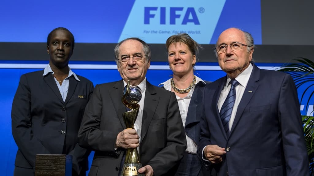 Lydia Nsekera pose avec Noël Le Graët et Sepp Blatter