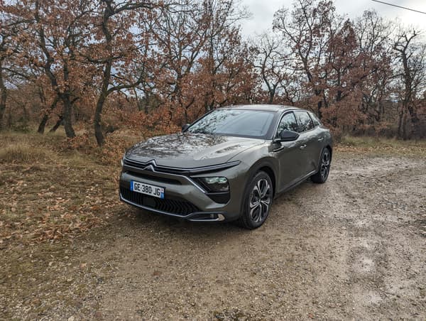 La nouvelle Citroën C5X adopte un format atypique entre la berline, le break et le SUV.