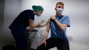 Un patient reçoit une dose du vaccin russe Spoutnik V dans un centre de santé à Moscou le 26 avril 2021.