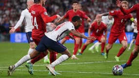 Sterling qui obtient un penalty lors d'Angleterre-Danemark