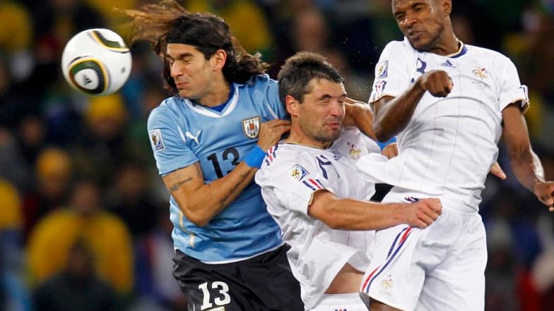 Abreu en duel avec Toulalan et Abidal
